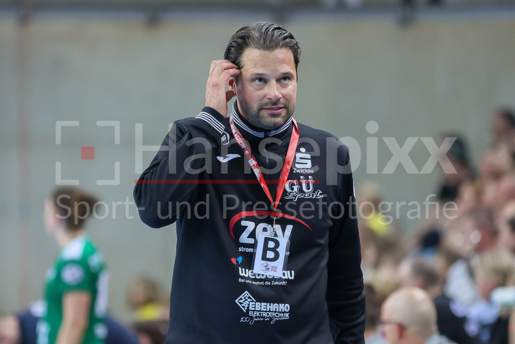 Handball, Bundesliga Frauen, VfL Oldenburg - BSV Sachsen Zwickau | v.li.: Norman Rentsch (Trainer, Cheftrainer, BSV Sachsen Zwickau), Portrait, Nahaufnahme, Einzelfoto, Einzelbild