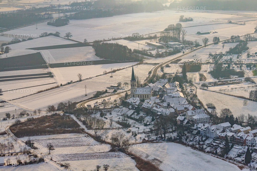 Luftbild: St. Dionysius im Hinterstädel im Winter bei Schnee in Jockgrim im Bundesland Rheinland-Pfalz in Deutschland. Foto: IMG_35779.jpg vom 04.12.2010 durch Werner Riehm/FLY-FOTO.de