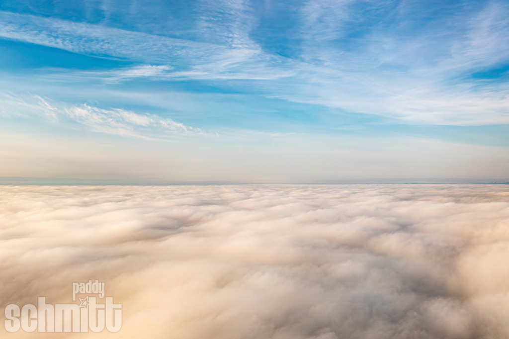 PS-Wolken-2026-19 | Entdecke die größte Bildgalerie der Region mit Fotografien aus dem Allgäu, der Bodenseeregion, Oberschwaben, dem Donautal und der Schwäbischen Alb. Landschaften, Luftaufnahmen und Reisefotografie als Wandbild und Fotokunst. - Realisiert mit Pictrs.com