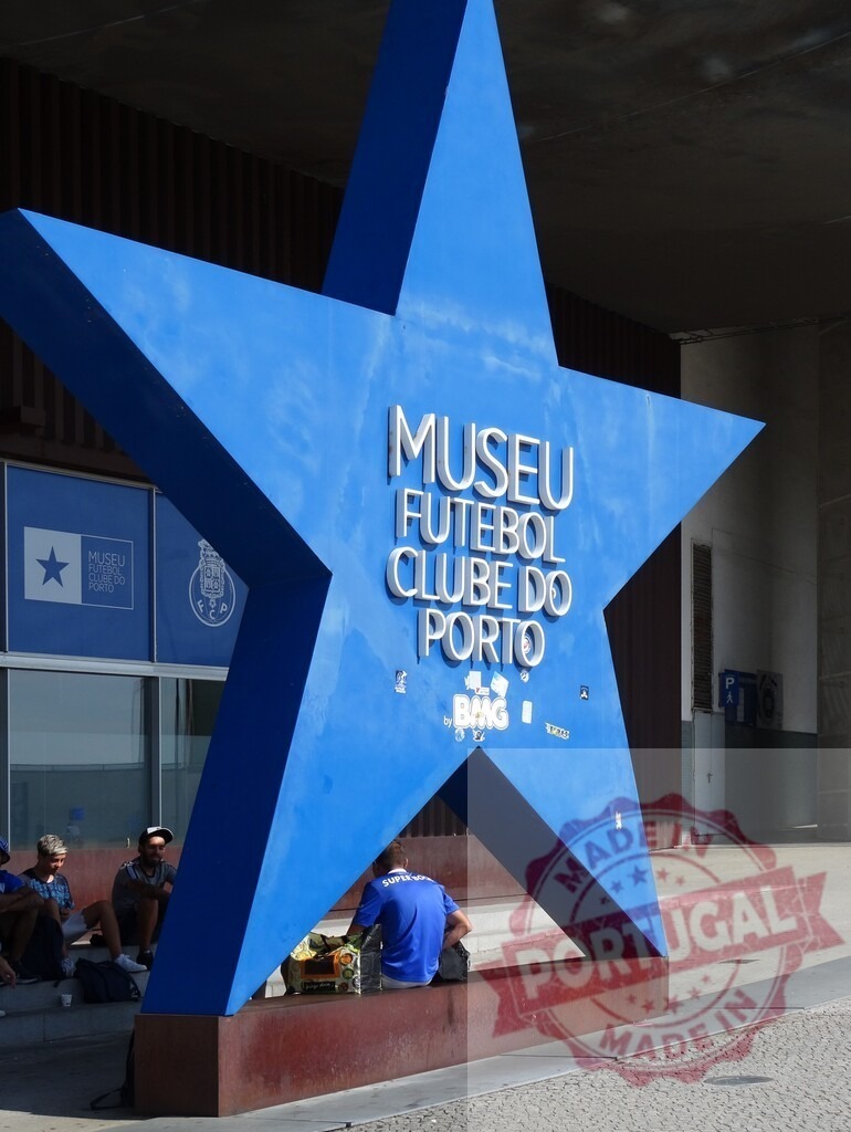 Museu Futebol Clube do Porto entrance star monument | Blue star monument marking the entrance to the FC Porto Museum and stadium - Realisiert mit Pictrs.com