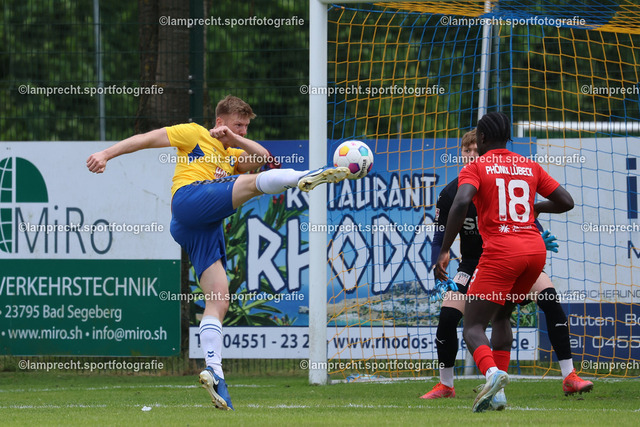 Fußball I Herren I Saison 2024-2025 I Senioren Landesliga Holstein I 29. Spieltag I SV Todesfelde U23 - 1.FC Phönix Lübeck II I 24.05.2025.124 | v.l. Julian Holz (8, SV Todesfelde U23), Ebrahima Njie (18, 1. FC Phönix Lübeck II) - Realisiert mit Pictrs.com