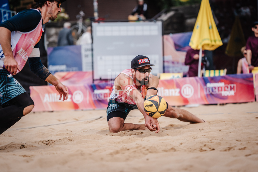 Beachvolleyball | Männer | Allianz German Beach Tour 2025 | Tourstop Düsseldorf | 15.05.2025 | Jonathan Erdmann spielt den Ball