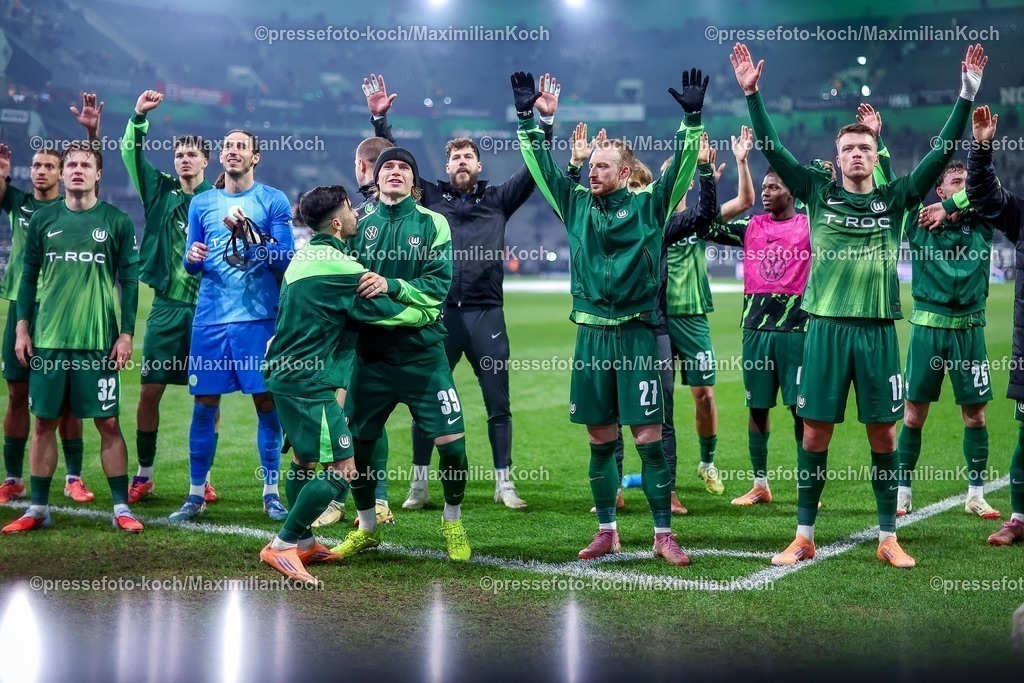 BMG13122502231 | 13.12.2025, Fußball, Borussia Mönchengladbach - VfL Wolfsburg, 1. Fußball Bundesliga, 14.Spieltag, Borussia-Park, Saison 2025 2026: Abschlussjubel nach dem 3:1 Sieg für Wolfsburg - Mattias Svanberg&nbsp;(VfL Wolfsburg #32) Mohamed Amoura&nbsp;(VfL Wolfsburg #09) Torwart Kamil Grabara&nbsp;(VfL Wolfsburg #01) Patrick Wimmer&nbsp;(VfL Wolfsburg #39) Maximilian Arnold&nbsp;(VfL Wolfsburg #27) Dzenan Pejcinovic&nbsp;(VfL Wolfsburg #17)  DFB regulations prohibit any use of photographs as image sequences and or quasi-video.