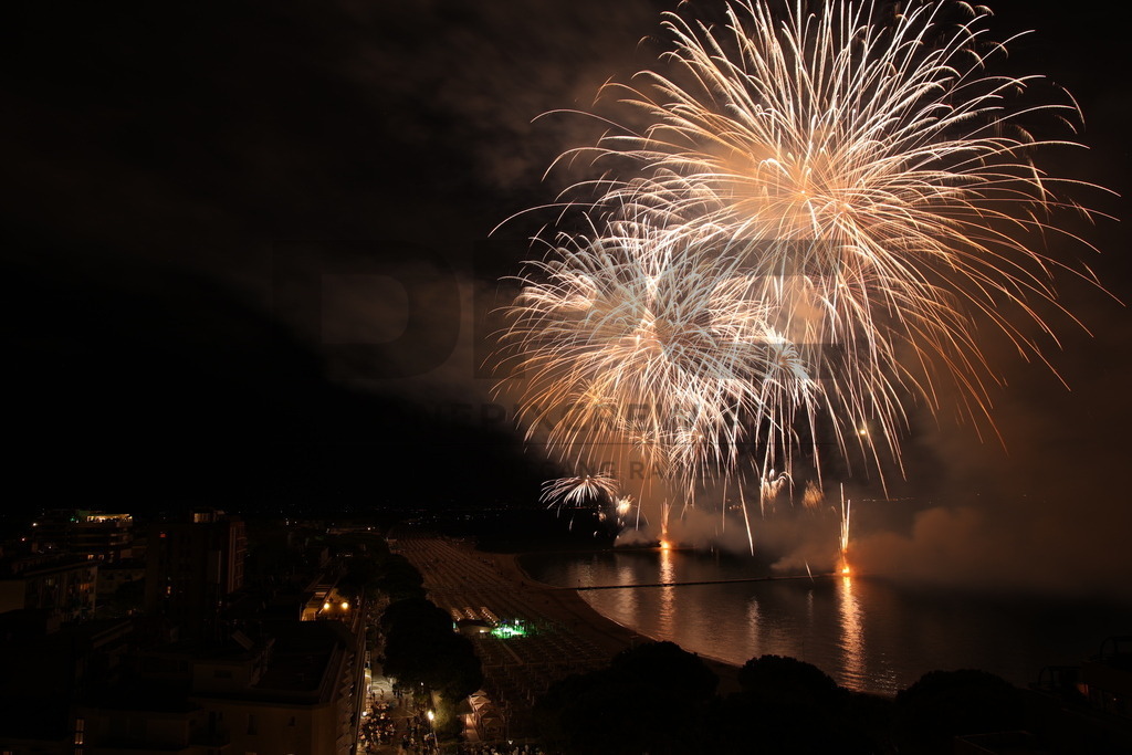 Ferragosto Fireworks in Grado, Italy | GRADO, ITALY, 15.AUG.26 - FIREWORKS - Ferragosto fireworks over the Adriatic Sea in Grado, Italy. Colorful fireworks light up the night sky above the beach, coastline and waterfront during the traditional summer celebration. - Realisiert mit Pictrs.com