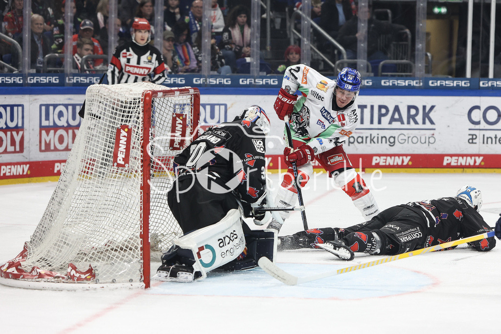 Eisbären Berlin - Augsburger Panther | Eisbaeren Keeper Jake HILDEBRAND (EBB #30) kann in letzter Sekunde ein Tor von Thomas Jordan TREVELYAN (AEV #24) verhindern / Torchance / Grosschance