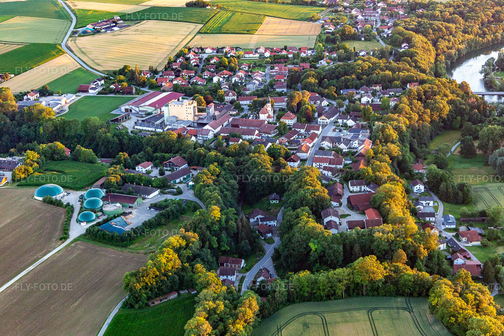 Luftbild: Ettling im Ortsteil Ettling in Wallersdorf im Bundesland Bayern in Deutschland. – Foto: IMG_132945.jpg vom 02.07.2022 durch Werner Riehm/FLY-FOTO.de – Auflösung des Originals: 5472 x 3648 px – Markt Wallersdorf