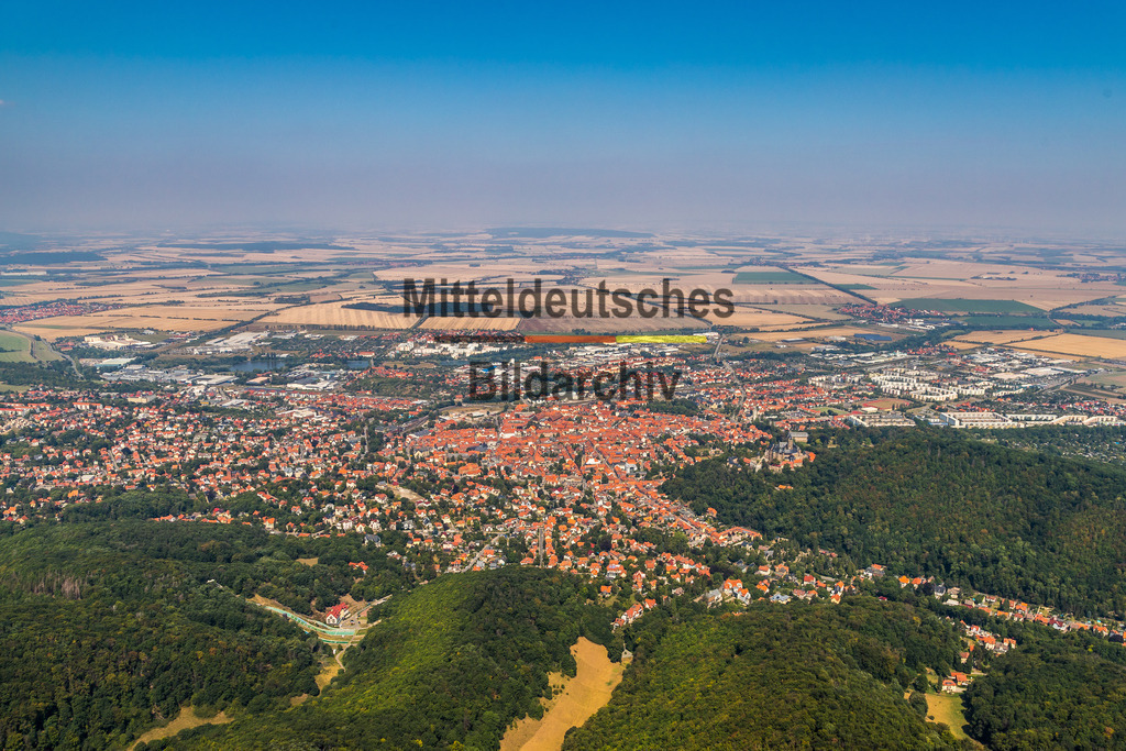 Wernigerode-0151 | Wernigerode ist eine Stadt im Harz im Mitteldeutschland. Ihre Altstadt zeichnet sich durch ihre Fachwerkhäuser aus, darunter das mittelalterliche Rathaus und das "Schiefe Haus". Am Stadtrand beherbergt das Schloss Wernigerode ein Museum und bietet Blick auf die Stadt. Das Schienennetz der Harzer Schmalspurbahnen verbindet Wernigerode mit dem Bahnhof Drei Annen Hohne, wo die dampflokbetriebene Brockenbahn zum Brocken abfährt. - Realisiert mit Pictrs.com
