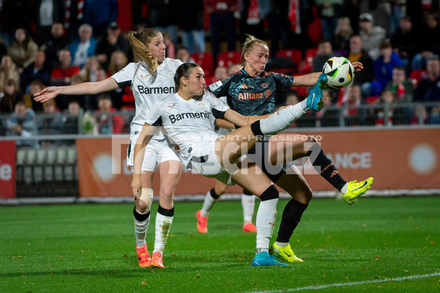 20241020NSZ_1716 | DEU, Leverkusen, 20.10.2024 Fußball, Frauen, Google Pixel Frauen-Bundesliga, Saison 2024/2025, 7. Spieltag, Bayer 04 Leverkusen - FC Bayern MünchenDIE DFB-RICHTLINIEN UNTERSAGEN JEGLICHE NUTZUNG VON FOTOS ALS SEQUENZBILDER UND/ODER VIDEOÄHNLICHE FOTOSTRECKEN - Realisiert mit Pictrs.com