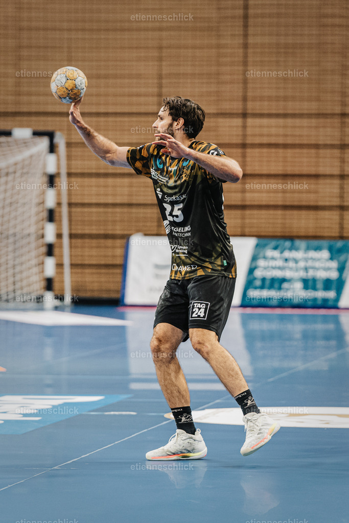 HC Elbflorenz 2006 - TV 05/07 Hüttenberg, 2. Handball-Bundesliga, 6. Spieltag | Im Bild: Sebastian Greß (25, Dresden) wirft den Ball04.10.2026, HC Elbflorenz 2006 - TV 05/07 Hüttenberg, 2. Handball-Bundesliga, 6. Spieltag, Deutschland, Dresden, BallsportArena Dresden