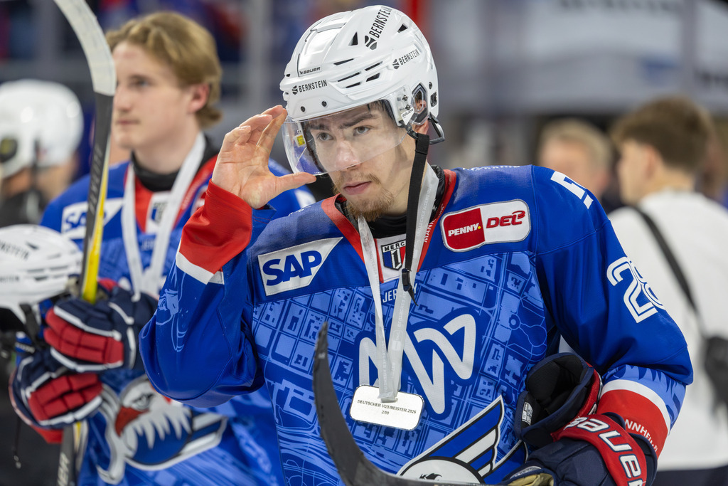 DEL, Deutsche Eishockey Liga Saison 2025/26, Playoff-Finale, Spiel 5: Adler Mannheim gegen Eisbären Berlin | DEL, Deutsche Eishockey Liga Saison 2025/26, Playoff-Finale, Spiel 5: Adler Mannheim gegen Eisbären Berlin***Alexander Ehl (28, Mannheim) nach Spielende - Realisiert mit Pictrs.com