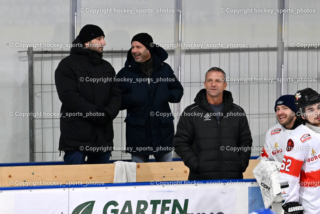 ESC SPARKASSE STEINDORF vs. EV ZELTWEG MURTAL LIONS | Headcoach EV ZELTWEG MURTAL LIONS Tadic Marko, Equipment Manager EV ZELTWEG MURTAL HELMUT DARIOESC, ESC SPARKASSE STEINDORF vs. EV ZELTWEG MURTAL LIONS, ESC SPARKASSE STEINDORF vs. EV ZELTWEG MURTAL LIONS am 27.12.2025 in Steindorf (Ossiachersee Halle), Austria, (Photo by Bernd Stefan)