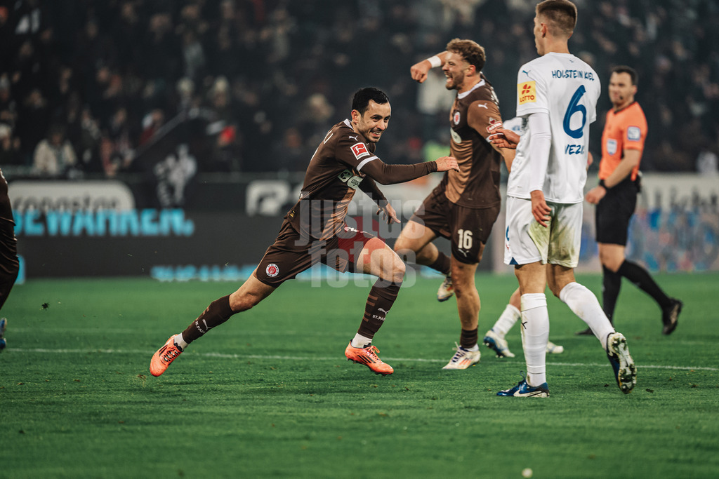 Fußball | Männer | Saison 2024/2025  | Fußball-Bundesliga | 12. Spieltag | FC St. Pauli vs. Holstein Kiel | 29.11.2024 | Manolis Saliakas (#2, FC St. Pauli) schießt das Tor und jubelt
