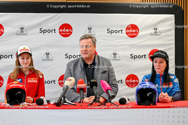 AUT, Pressekonferenz Skisprung-Damen-Weltelite macht Station in Oberoesterreich | 12.02.2024, Olympiazentrum Linz, AUT, Pressekonferenz Skisprung-Damen-Weltelite macht Station in Oberoesterreich, im Bild Julia Muehlbacher (OeSV-Nationalteam-Skispringerin), Bernhard Zauner (OK Chef UVB Hinzenbach), Jacqueline Seifriedsberger (OeSV-Nationalteam-Skispringerin)