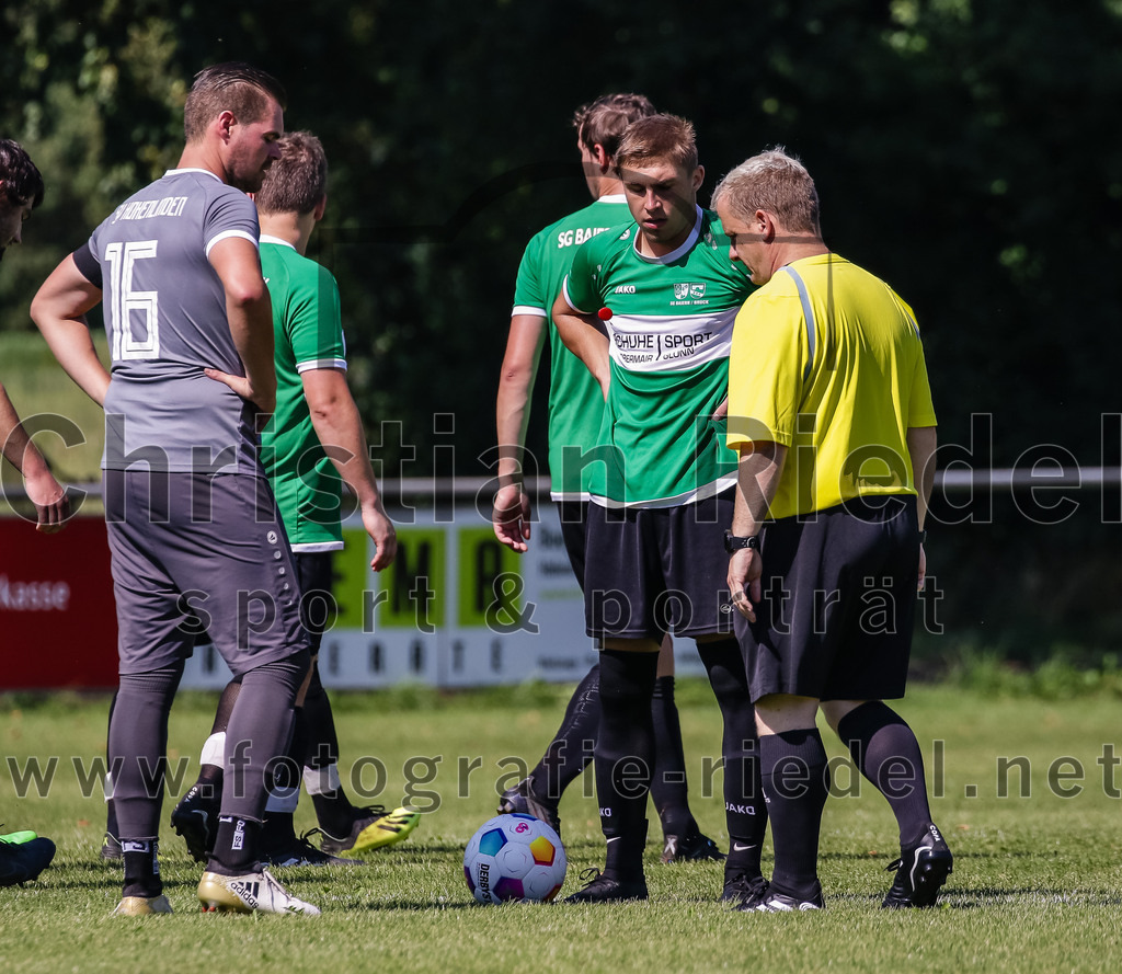 2023-08-20_005_SV_Hohenlinden_gegen_SV_Buch | Hohenlinden, Deutschland, 20.08.2023:
Fußball, A-Klasse 2023 / 2024, 1. Spieltag, SV Hohenlinden gegen SV Bruck, Endergebnis: 5:1

Maximilian Baum (SV Hohenlinden, #16), Valentin Kammerloher (SV Bruck, #11), Schiedsrichter Uwe Ketzer

Foto: Christian Riedel / fotografie-riedel.net