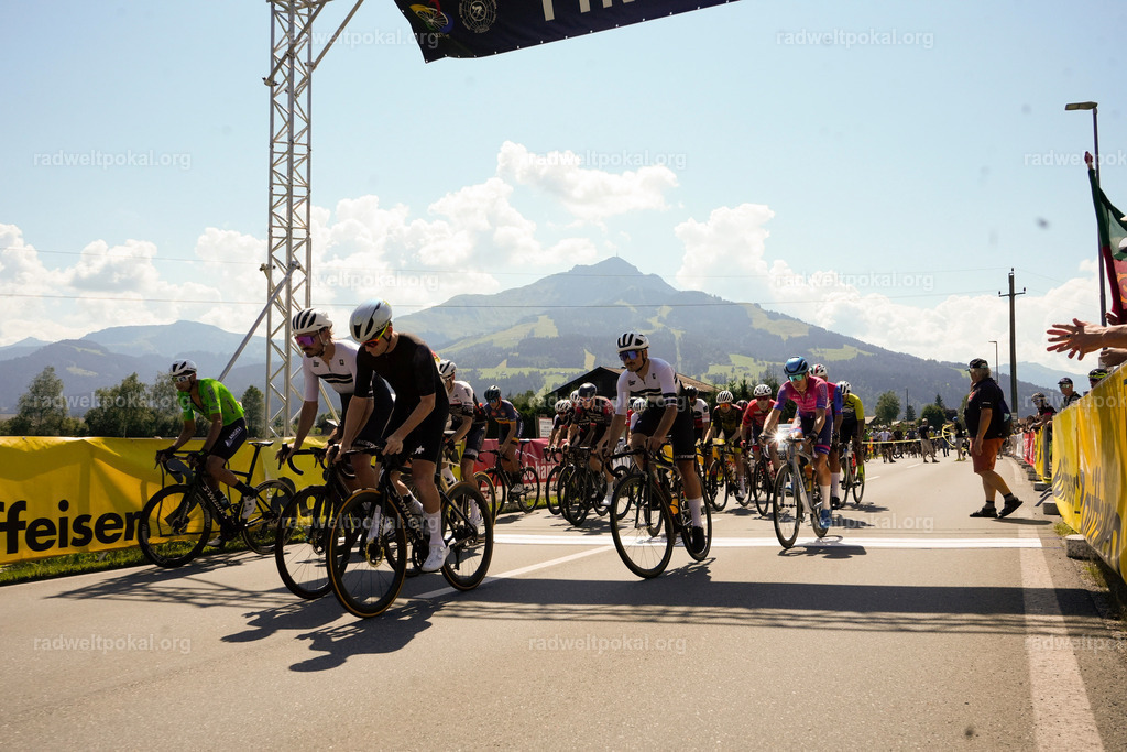 128_20230817_Bewerb_Maenner_Muehlanger | AUT - OESTERREICH, 2023-08-16: SPORT RENNRAD-FAHREN - 55. INTERNATIONALER RADWELTPOKAL IN ST. JOHANN IN TIROL  - Vintage-Radrennen mit WM-Bronze-Medaillen-Siegerin Christina Schweinberger, den Teilnehmer und Alexander Baumann (vom Orginastions-Team) - TAG 2 BEWERB MAENNER IN SECHS GRUPPEN  ; Foto: Roland Muehlanger