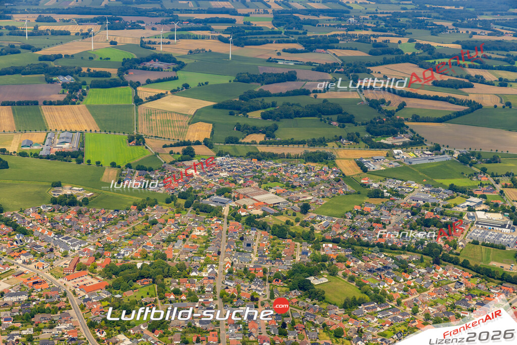 Übersichts Bild Dinklage - Die Luftaufnahme wurde 2025 vom UL-Flugzeug heraus erstellt ( keine Drohnenaufnahme ) - Hochauflösende Luftaufnahme - für Wandbilder und großformatige Ausdrucke geeignet. Das besondere Geschenk!Hier alle&nbsp;Infos zur Lizenzierung der LuftaufnahmeWir fliegen auch dieses Jahr wieder in Ihre Region um Luftbilder zu erstellen.- Luftbild anfragen