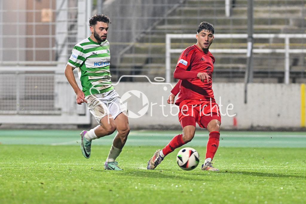 FC Bayern Amateure - SpVgg Greuther Fürth II | Kenan AYDIN (Spvgg #13) im Duel mit Emirhan DEMIRCAN (FC Bayern München II #11) / Zweikampf / Regionalliga Bayern: FC Bayern Muenchen II - SpVgg Greuther Fuerth II, Gruenwalder Stadion am am 29.10.2024