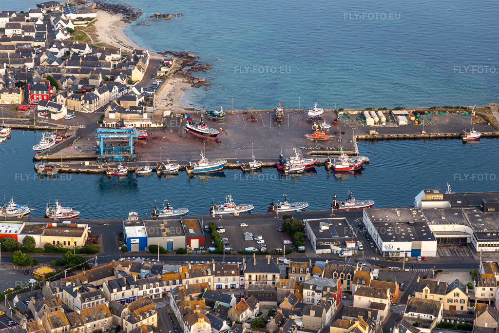 Vue aérienne: Port de Guilvinec-Treffiagat à Treffiagat dans le département Finistère, France. Photo: IMG_132650.jpg prise le 17/06/2022 par Werner Riehm/FLY-FOTO.eu – Résolution de l'original: 5472 x 3648 px
