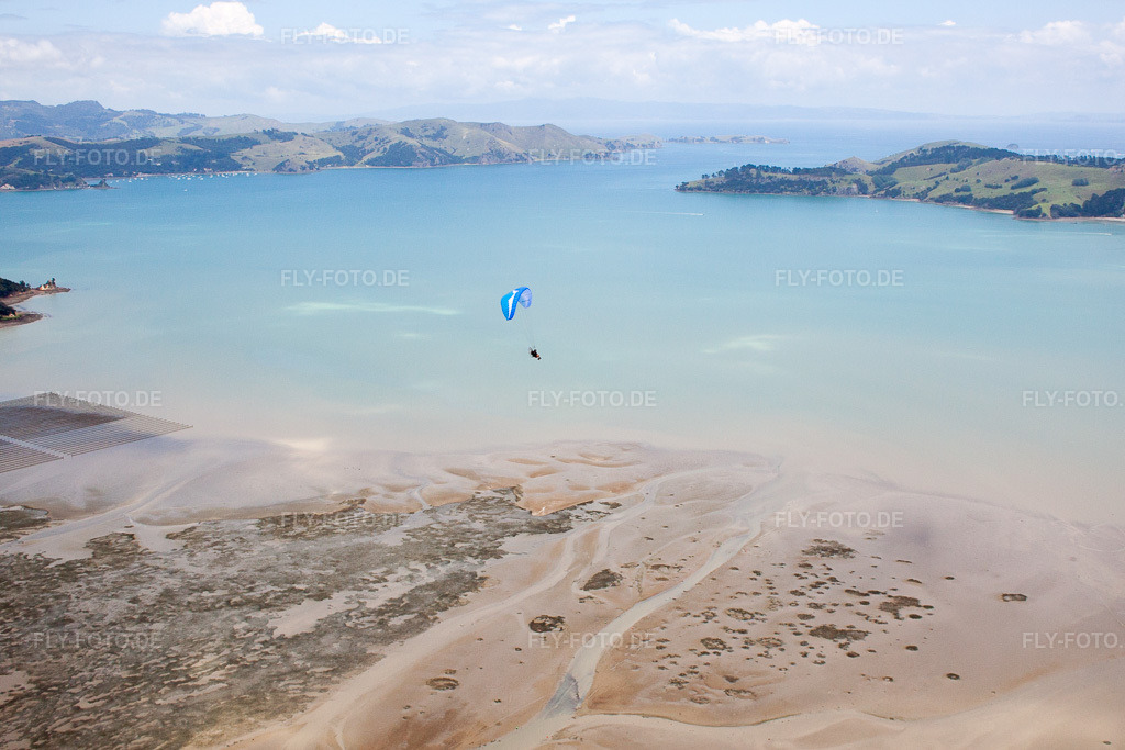 Luftbild: Ortsansicht in Coromandel im Bundesland Waikato in Neuseeland. – Foto: IMG_55508.jpg vom 12.01.2013 durch Werner Riehm/FLY-FOTO.de – Auflösung des Originals: 4253 x 2835 px