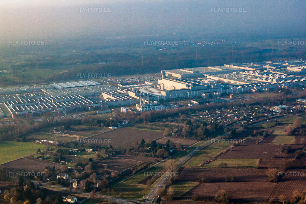Luftbild: Mercedes Benz Werk von Südosten in Rastatt im Bundesland Baden-Württemberg in Deutschland. Foto: IMG_62002.jpg vom 31.01.2014 durch Werner Riehm/FLY-FOTO.de