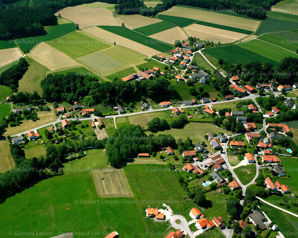 2600801 | MöRMOOSEN 09.06.2006 Landwirtschaftliche Nutzflächen und Feldgrenzen  umsäumen das Siedlungsgebiet des Dorfes in Mörmoosen im Bundesland Bayern, Deutschland // Agricultural land and field boundaries surround the settlement area of the village  in Mörmoosen in the state Bavaria, Germany Foto: Gerhard Launer