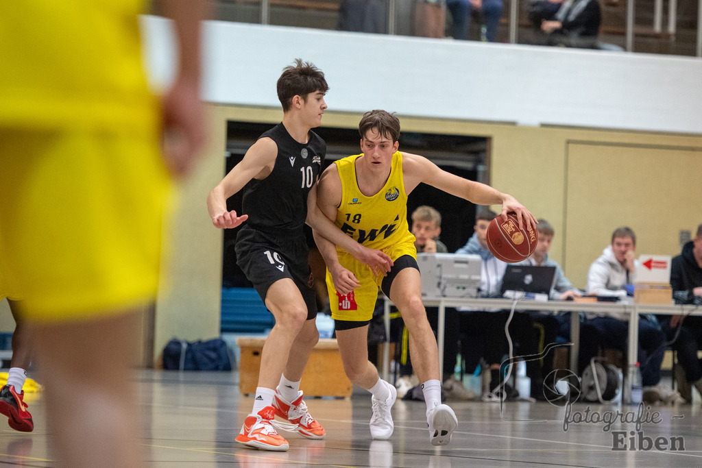 Baskets Juniors/TSG Westerstede-Rasta Vechta 3 | 1. Basketball-Regionalliga; Baskets Juniors/TSG Westerstede (gelb) - Rasta Vechta 3 (schwarz) am 18.01.2025 in Westerstede (Hössensporthalle), Photo: Philip Eiben 2025 - Realisiert mit Pictrs.com