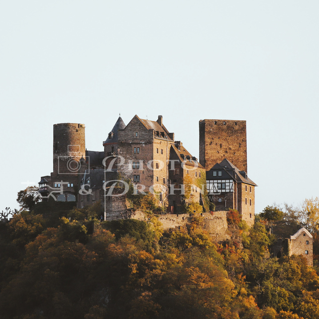 Schönburg-1920 | Die Schönburg liegt oberhalb von Oberwesel und ist sowohl zu Fuß als auch mit dem Auto oder Fahrrad zu erreichen. Bei unseren Foto-Touren ist die Schönburg fester Bestandteil der Fototour. - Realisiert mit Pictrs.com