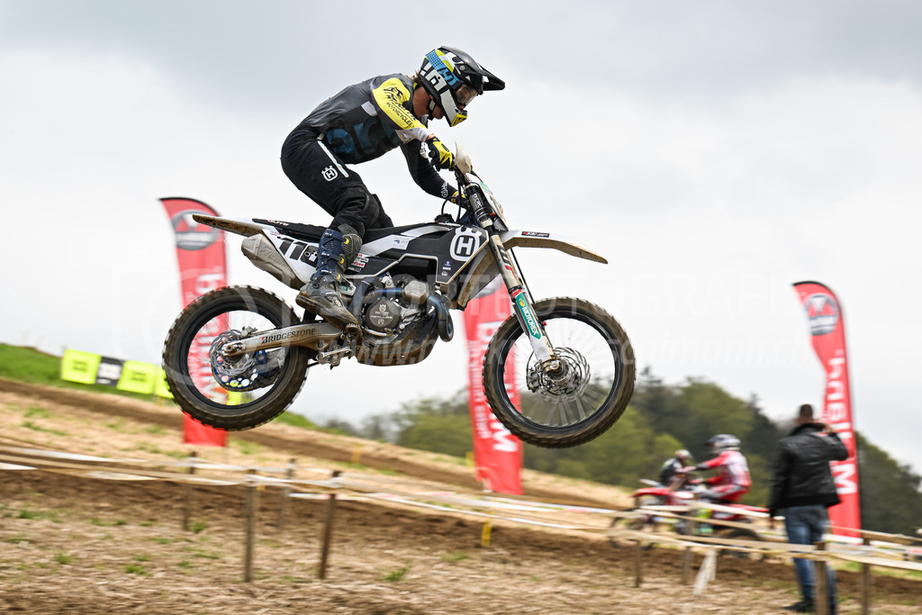 Motocross Schlatt bei Winterthur - 30. April 2023 | #110 Bender Nicolas aus Martigny (CH) auf Husqvarna in der Kategorie ProRace Serie am Motocross Schlatt bei Winterthur, 30. April 2023. 
Instagram: @mx_schlatt | @mc_wila | @sam_schweiz
Bild: Sportfotografie Markus Aeschimann | www.markus-aeschimann.ch - Realisiert mit Pictrs.com