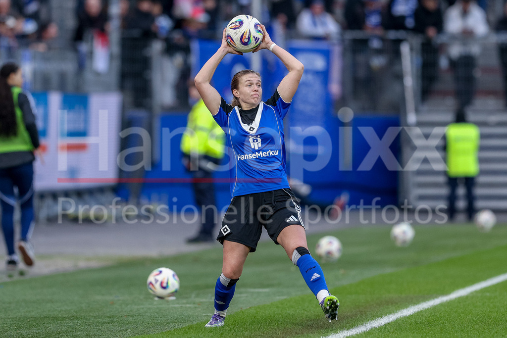 Fussball, Google Pixel Frauen-Bundesliga, Hamburger SV - Eintracht Frankfurt | Annalena Wucher (Hamburger SV, 15) beim Einwurf, Aktion, Action, Spielszene, DIE DFB-RICHTLINIEN UNTERSAGEN JEGLICHE NUTZUNG VON FOTOS ALS SEQUENZBILDER UND/ODER VIDEOÄHNLICHE FOTOSTRECKEN. DFB REGULATIONS PROHIBIT ANY USE OF PHOTOGRAPHS AS IMAGE SEQUENCES AND/OR QUASI-VIDEO.