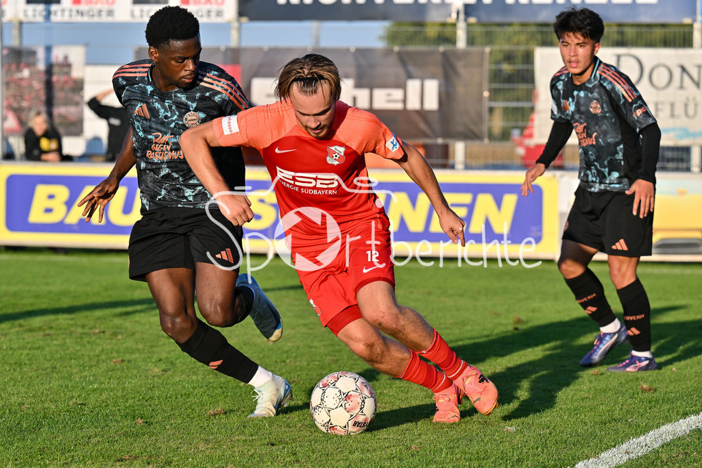 SpVgg Hankofen-Hailing - FC Bayern Amateure | im Duell Noel ASEKO NKILI (FC Bayern München II #8) und Samuel PEX (Spvgg #8) / Zweikampf