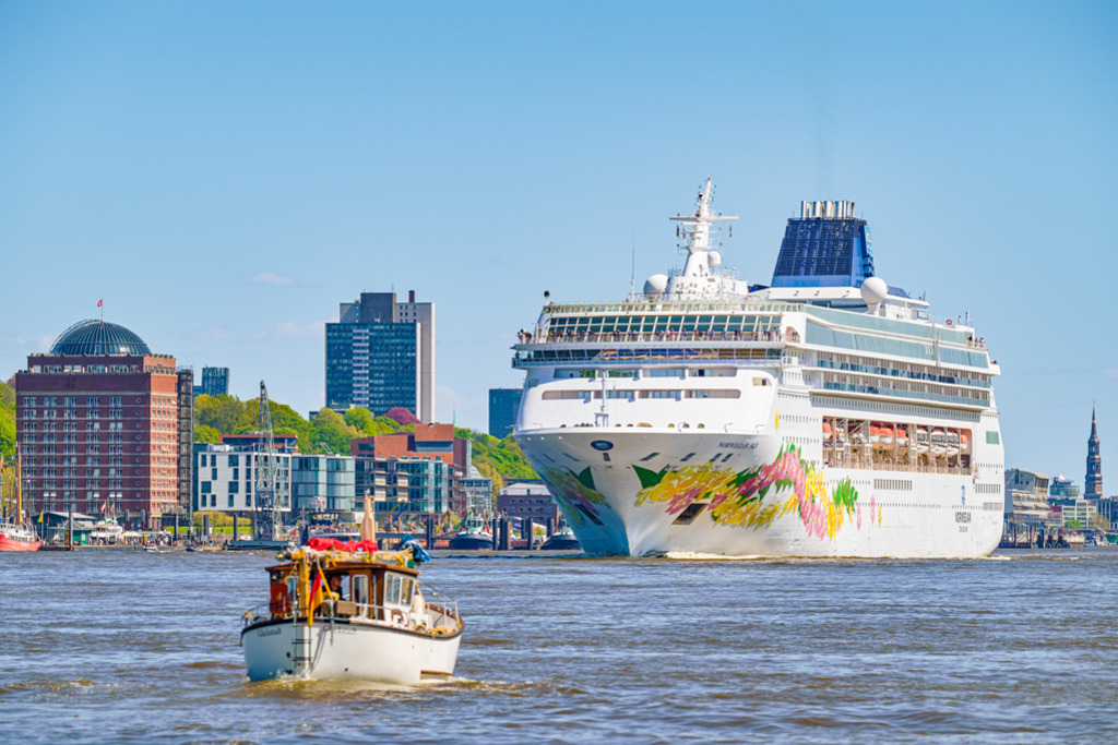 Norwegian Sky | Das 258 Meter lange Kreuzfahrtschiff Norwegian Sky bei der Ausfahrt aus dem Hafen in Hamburg. — Auflösung des Originals: 8085 x 5390 px. - Realisiert mit Pictrs.com