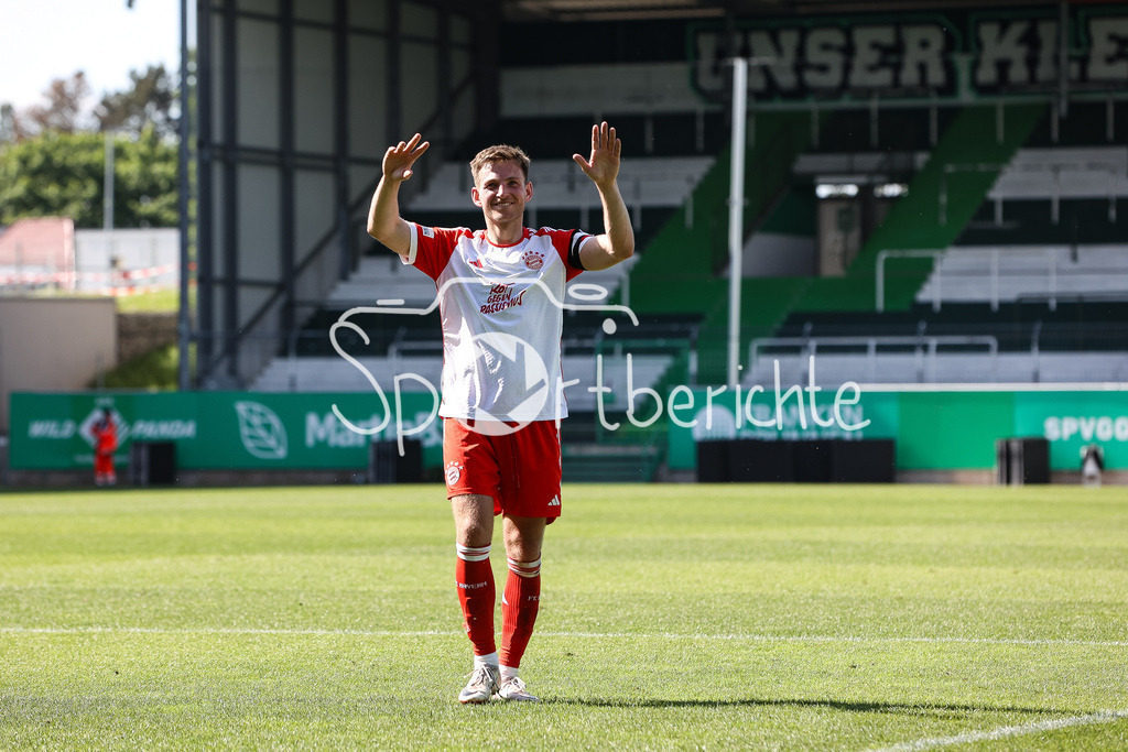 SpVgg Greuther Fürth II - FC Bayern Amateure | Bayern Amateure Kapitaen Timo KERN (FCB #10) feiert zusammen mit den Fans den 1-2 Auswaertssieg bei der zweiten Mannschaft der SpVgg Greuther Fuerth