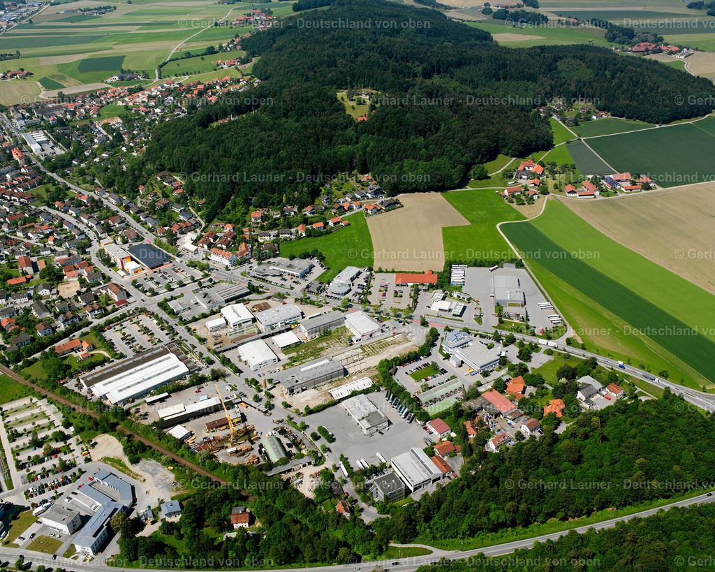 2600335 | BURGHAUSEN 09.06.2006 Industrie- und Gewerbegebiet  in Burghausen im Bundesland Bayern, Deutschland // Industrial and commercial area  in Burghausen in the state Bavaria, Germany Foto: Gerhard Launer