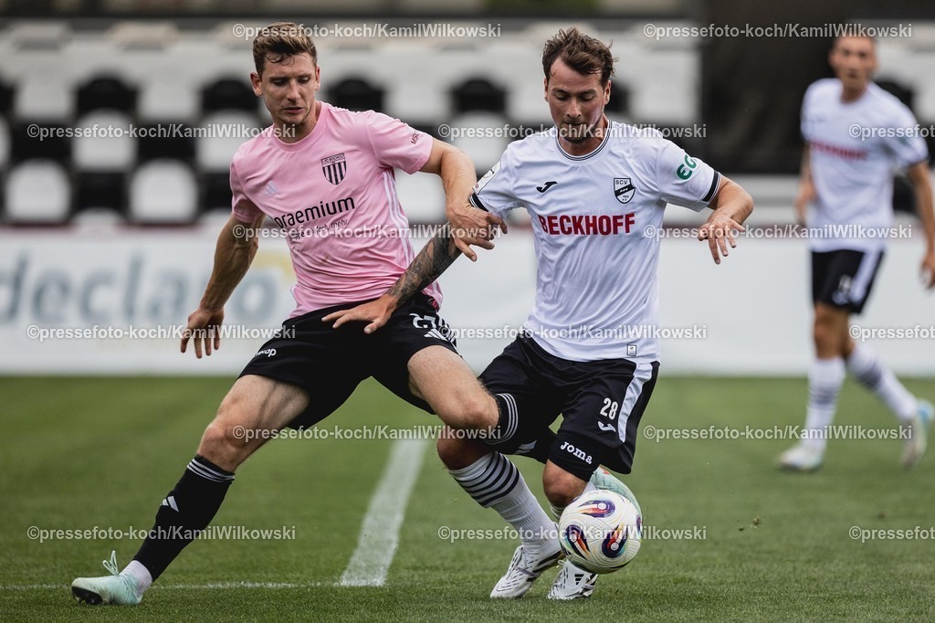 xkwi15072501048 | 15.07.2025, xkwix, Fußball, SC Verl - 1. FC Bocholt, Sportclub Arena: Maik Amedick (1.FC Bocholt #27) im Zweikampf gegen Yari Otto (SC Verl #28) 