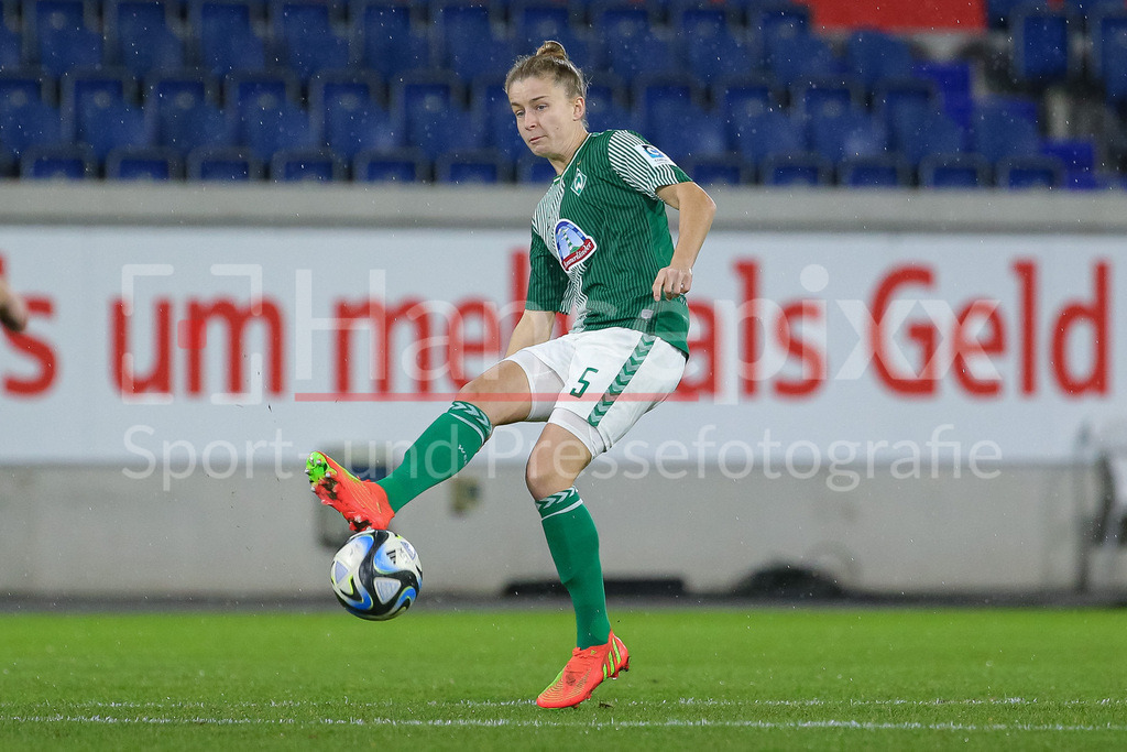 Fussball, Google Pixel Frauen-Bundesliga, MSV Duisburg - SV Werder Bremen | v.li.: Michelle Ulbrich (SV Werder Bremen, 5) am Ball, Freisteller, Einzelbild, Ganzkörper, Aktion, Action, Spielszene, DIE DFB-RICHTLINIEN UNTERSAGEN JEGLICHE NUTZUNG VON FOTOS ALS SEQUENZBILDER UND/ODER VIDEOÄHNLICHE FOTOSTRECKEN. DFB REGULATIONS PROHIBIT ANY USE OF PHOTOGRAPHS AS IMAGE SEQUENCES AND/OR QUASI-VIDEO.