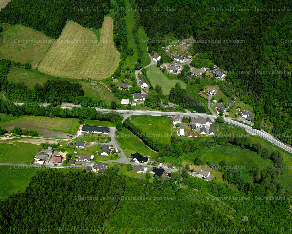 2632065 | BERLINGHAUSEN 06.08.2016 Landwirtschaftliche Nutzflächen und Feldgrenzen  umsäumen das Siedlungsgebiet des Dorfes in Berlinghausen im Bundesland Nordrhein-Westfalen, Deutschland // Agricultural land and field boundaries surround the settlement area of the village  in Berlinghausen in the state North Rhine-Westphalia, Germany Foto: Gerhard Launer