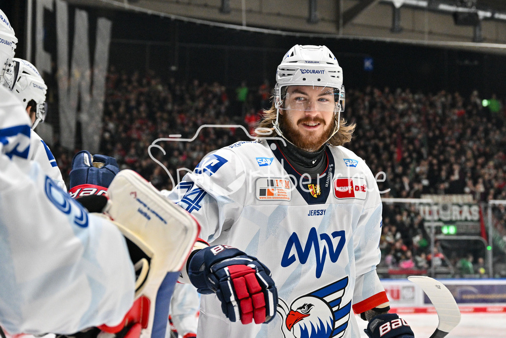 Augsburger Panther - Adler Mannheim | Jubel der Gaeste nach dem Treffer zum 0-2 durch Ryan MACINNIS (Adler Mannheim 74) / Freude / Happy / Tor / Torschuezte / DEL: Augsburger Panther - Adler Mannheim, Curt Frenzel Stadion am 16.02.2025