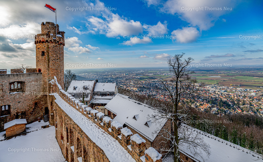 Winter-Schloss-Auerbach-Thomas_Neu_Fotografie-56 | Winterzauber auf Schloss Auerbach: Die historische Burgruine hoch über der Bergstraße zeigt sich im Schnee von ihrer beeindruckendsten Seite. Der Blick über die Rheinebene, der mächtige Wehrturm und die markante Schwarzkiefer machen das Schloss zu einem der schönsten Wintermotive im Odenwald. Entdecken Sie die faszinierende Kombination aus Geschichte, Natur und einzigartiger Winteratmosphäre., Bild: Thomas Neu
