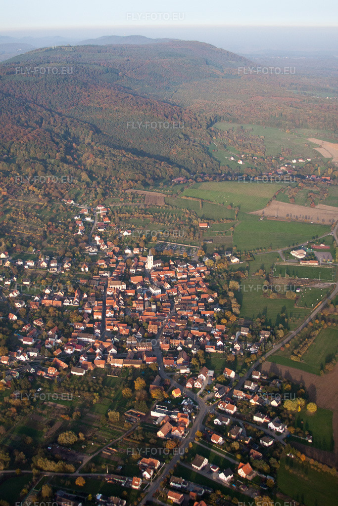 Vue aérienne: Vue de la ville à Gœrsdorf dans le département Bas Rhin, France. Photo: IMG_54213.jpg prise le 21/10/2012 par Werner Riehm/FLY-FOTO.euRésolution de l'original: 3168 x 4752 px