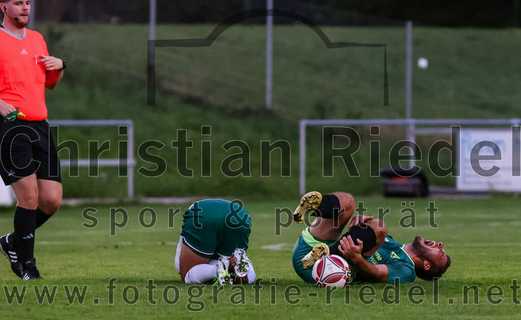 2023-09-01_085_FC_Schwaig_gegen_TSV_Gruenwald | Oberding, Deutschland, 01.09.2023:
Fußball, Landesliga Südost 2023 / 2024, 9. Spieltag, FC Schwaig gegen TSV Grünwald, Endergebnis: 3:1

Maximilian Hellinger (FC Schwaig, #23), Markus Kreuzeder (TSV Grünwald, #4)

Foto: Christian Riedel / fotografie-riedel.net