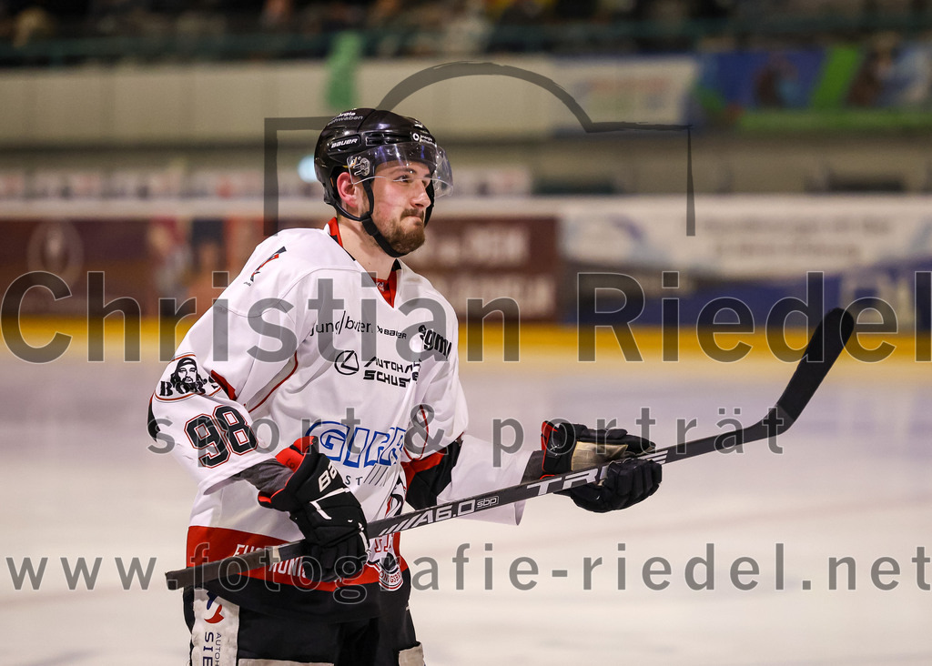 2024-03-15_044_TSV_Erding_gegen_EHC_Koenigsbrunn | Erding, Deutschland, 15.03.2024:
Eishockey, Bayernliga Playoffs 2023 / 2024, 3. Spieltag, TSV Erding gegen EHC Königsbrunn, Endergebnis: 3:4 n. V.

Julian Becher (EHC Königsbrunn, #98)

Foto: Christian Riedel / fotografie-riedel.net
