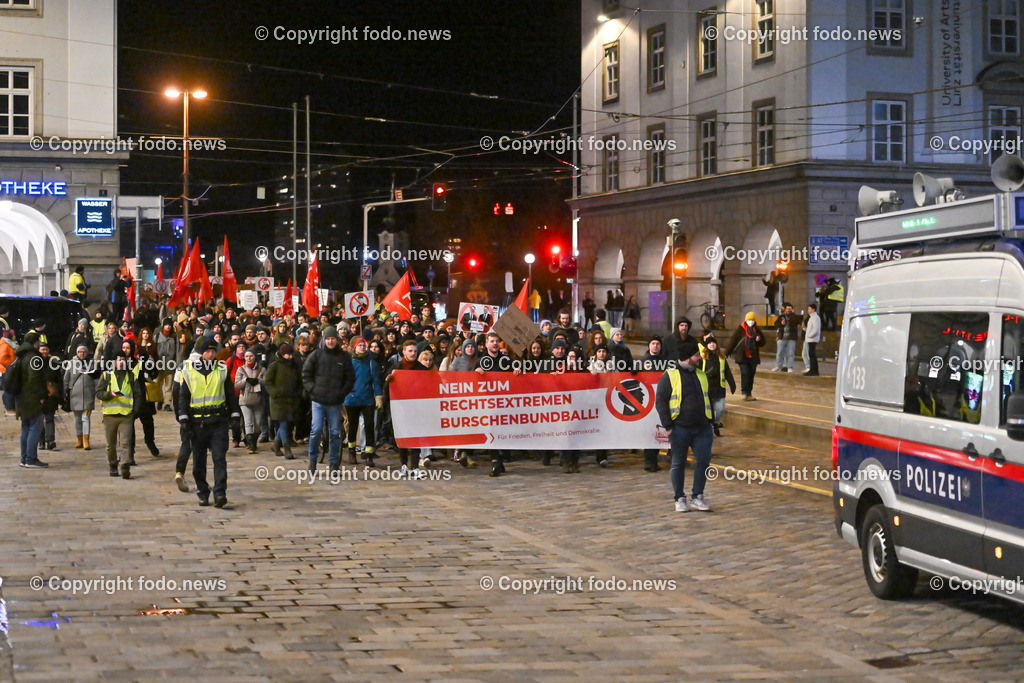 Demonstration Linz gegen rechts_ gegen Burschenbundball_ 04.02.2023-5 | 04.02.2023, Linz, AUT, DemonstrationLinz gegen rechts, gegen Burschenbundball im Bild Kundgebungsteilnehmer, Demonstranten, Transparente, Plakate