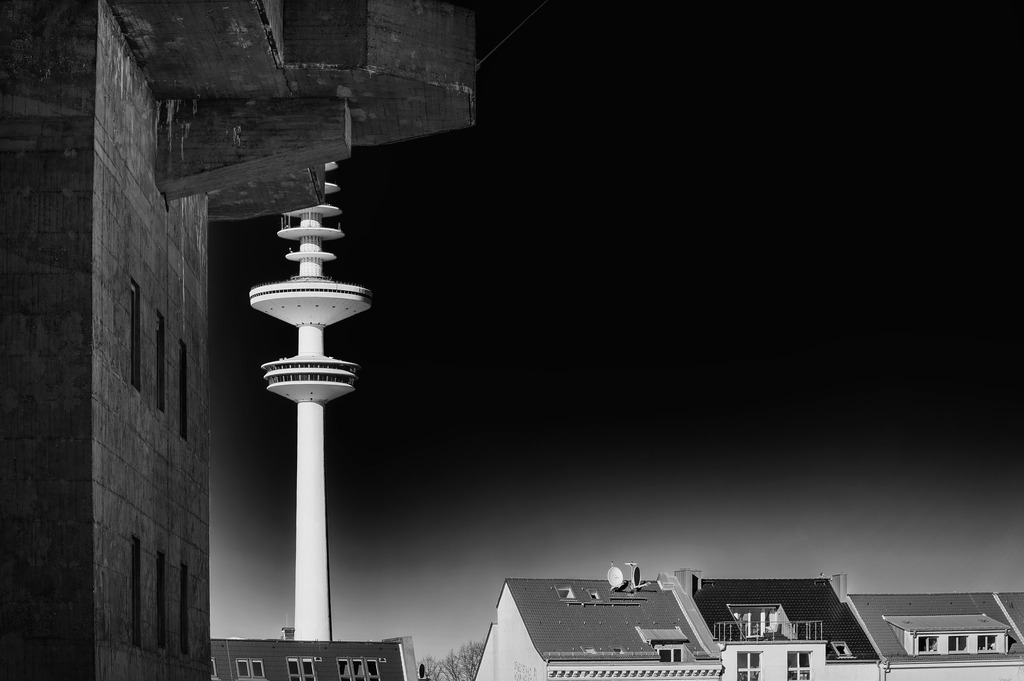 2025_03_19_HH-BUNKER+DOM+ST PAULI_MCP6815 sw | Hochwertig gedruckte Fotografien für die Wand, als Kalender und zum Verschenken. Hamburg & Norddeutschland und überall wo ich mit der Kamera unterwegs war.