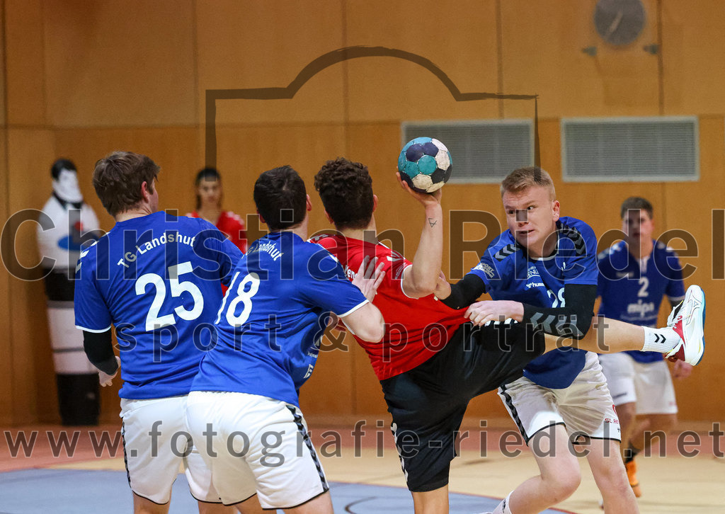 2022-11-19_017_SpVgg_Altenerding_gegen_TG_Landshut_II | Erding, Deutschland, 19.11.2022:
Handball, Bezirksoberliga Männer 2022 / 2023, 9. Spieltag, SpVgg Altenerding gegen TG Landshut II, Endergebnis: 33:31

Lars Christian Ungerer (TG Landshut, #25), Niklas Kulhanek (TG Landshut, #18), Moritz Sturm (SpVgg Altenerding, #14)

Foto: Christian Riedel / fotografie-riedel.net