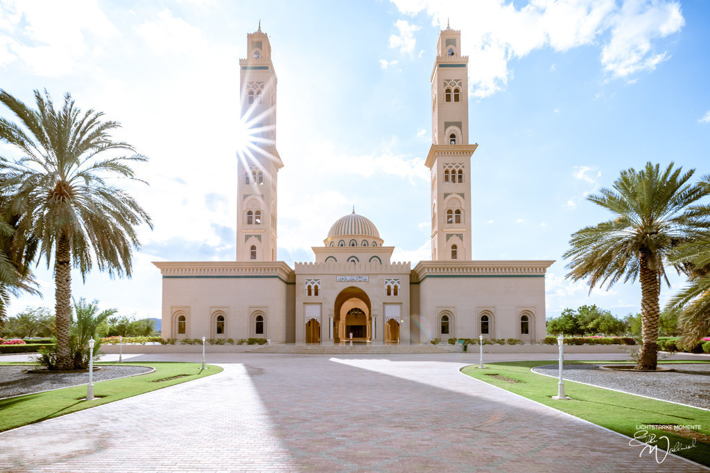 Sultan Qaboos Moschee, Nizwa, Oman | Herzlich willkommen auf meiner Seite! Ich bin Elke Wallnisch, Deine Fotografin für lichtstarke Momente. Der Name steht für alles, was mich mit der Fotografie verbindet: Das Licht und seine machtvolle Wirkung auf eine Situation oder unsere Stimmung - Realisiert mit Pictrs.com
