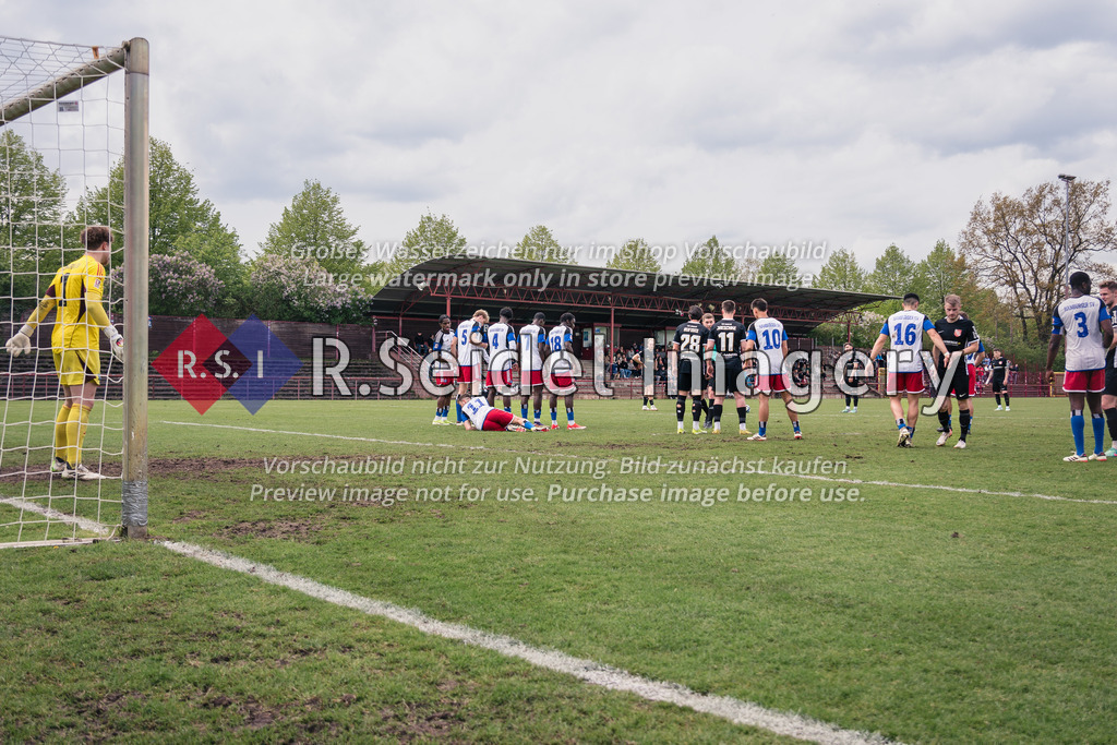 RS-1-046674 | Gäste und Gastgeber stellen sich auf für einen Freistoß. Im Tor Hannes Steffen Hermann (#1, HSV II, Torwart).