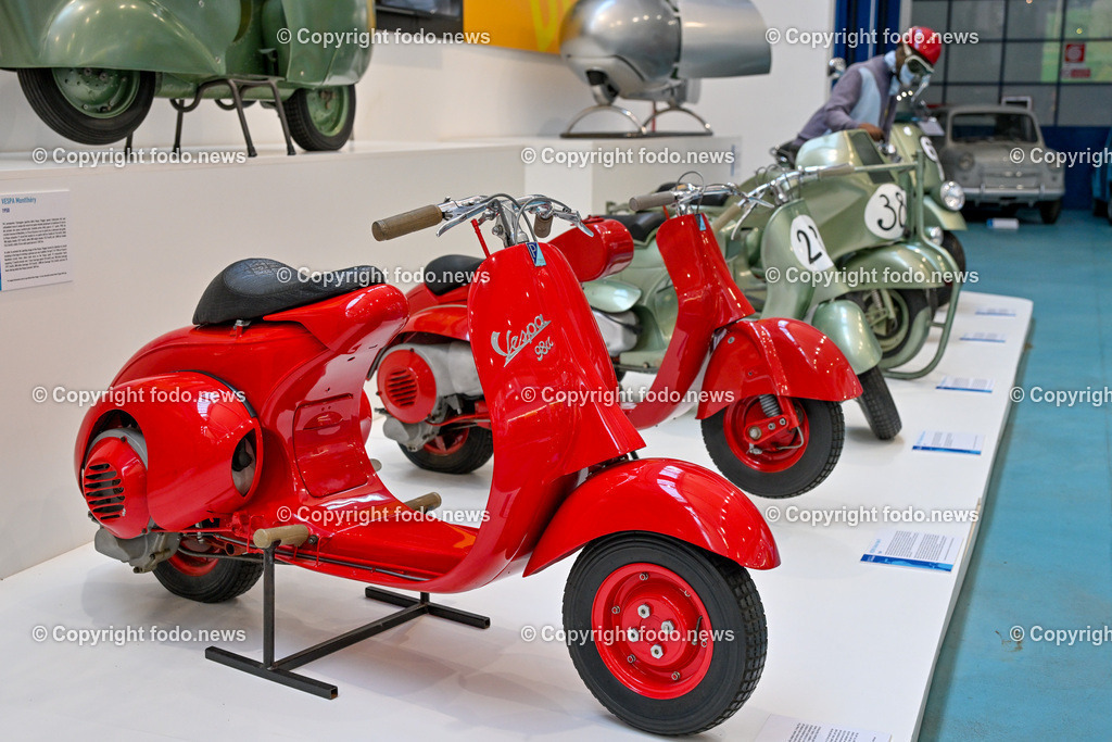 Italien_ Toskana_ Provinz Pisa_ Pontedera_ Vespa_ 29.05.2024-26 | 29.05.2024, Italien, ITA, Toskana, Pontedera im Bild Piaggio, Vespa, Museum

Piaggio ist ein italienischer Fahrzeughersteller mit Sitz in Pontedera. Das Unternehmen produziert verschiedene Mofas und Motorroller, unter anderem die Vespa, das Lastendreirad Ape sowie den Kleintransporter Porter. Zum Konzern gehören auch die Motorradmarken Aprilia, Derbi, Gilera, Laverda und Moto Guzzi. 
Quelle: Wikipedia