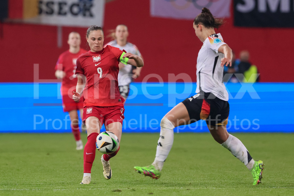 Fussball, EM-Qualifikation Frauen, Deutschland - Polen | v.li.: Ewa Pajor (Polen, 9) und Lena Oberdorf (Deutschland, DFB, 6) im Zweikampf, Duell, Dynamik, Aktion, Action, Spielszene