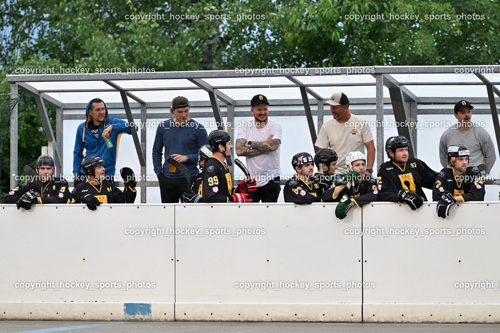 VAS Ballhockey Villach vs. ASKÖ Villach Ballhockey | Spielerbank VAS Ballhockey, Headcoach VAS Ballhockey Eder Manfred, VAS Ballhockey Villach vs. ASKÖ Villach Ballhockey, VAS Ballhockey Villach vs. ASKÖ Villach Ballhockey am 28.05.2025 in Villach (Alpen Arena ), Austria, (Photo by Bernd Stefan)