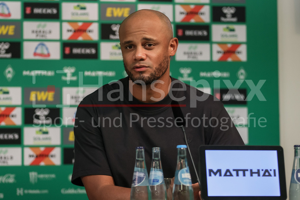 Fussball, Bundesliga, SV Werder Bremen - FC Bayern München | v.li.: Vincent Kompany (Trainer, FC Bayern München) während der Pressekonferenz, Portrait, Nahaufnahme, Einzelfoto, Einzelbild, DIE DFL-RICHTLINIEN UNTERSAGEN JEGLICHE NUTZUNG VON FOTOS ALS SEQUENZBILDER UND/ODER VIDEOÄHNLICHE FOTOSTRECKEN. DFL REGULATIONS PROHIBIT ANY USE OF PHOTOGRAPHS AS IMAGE SEQUENCES AND/OR QUASI-VIDEO.
